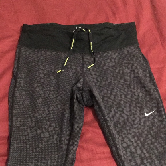Rare Women’s Nike Dri-Fit Capri’s - Picture 2 of 8
